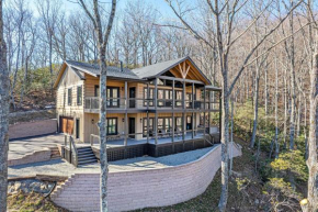 4-Bedroom Home w Balcony PingPong & Hot Tub Fun
